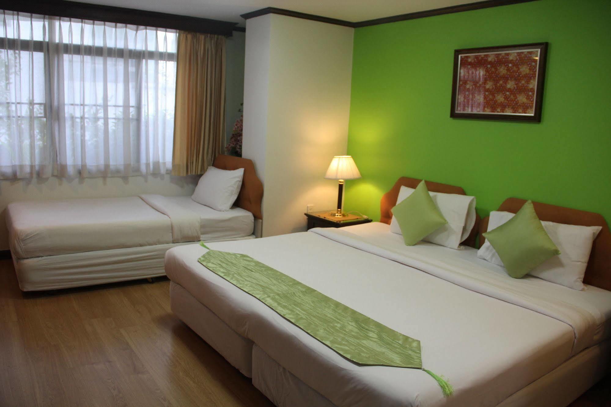 Yellow Ribbon Hills, Boutique Suites Bangkok Exterior photo