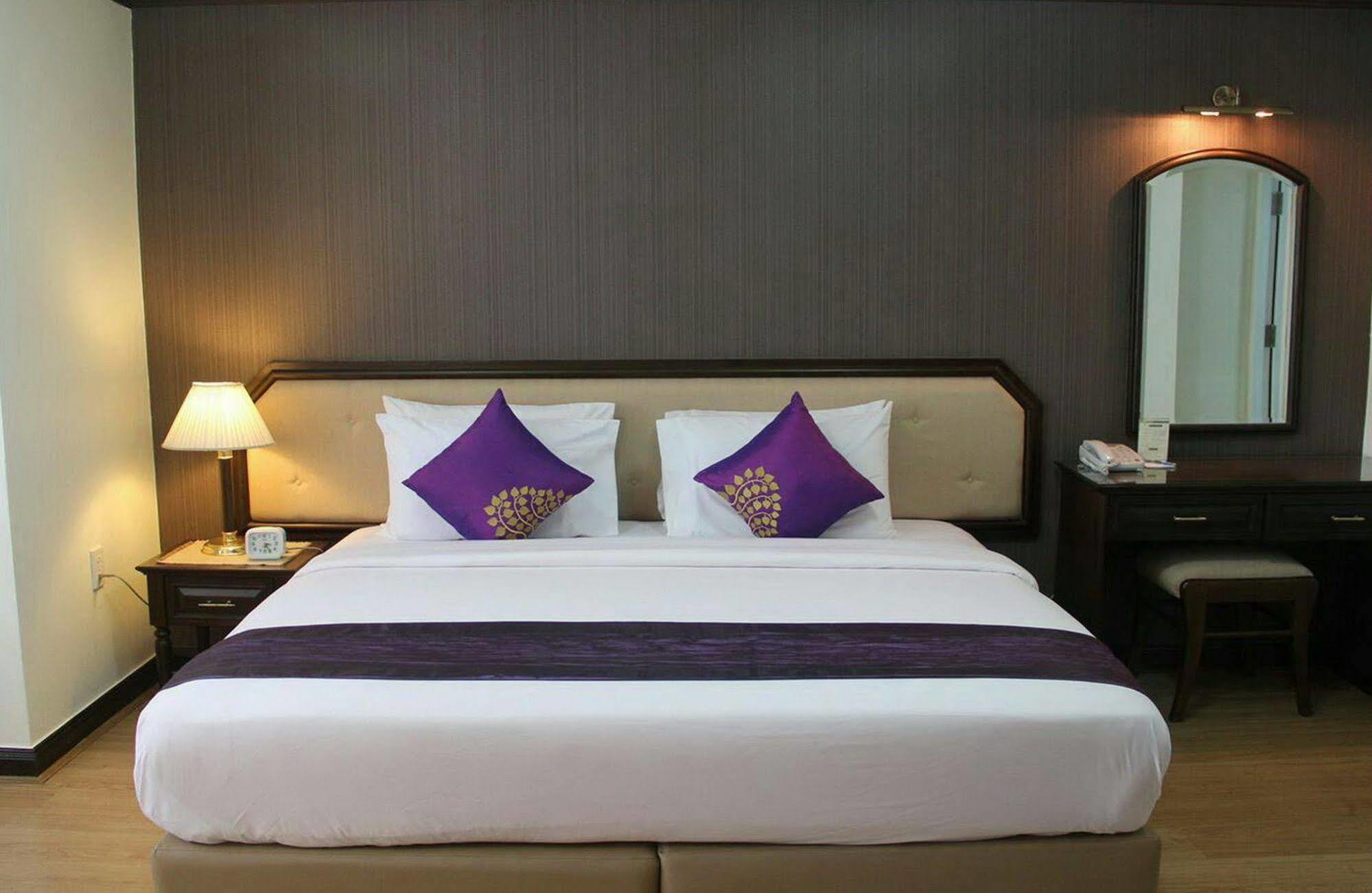 Yellow Ribbon Hills, Boutique Suites Bangkok Exterior photo