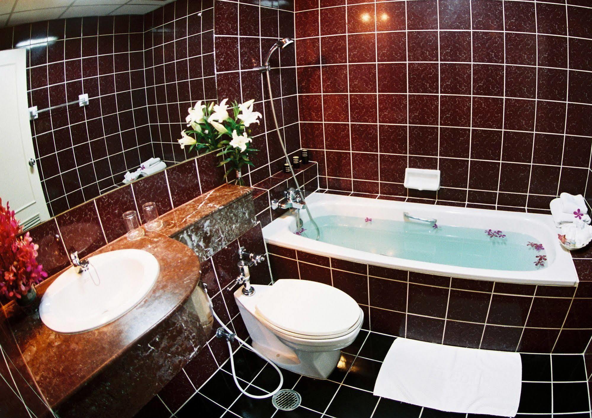 Yellow Ribbon Hills, Boutique Suites Bangkok Exterior photo