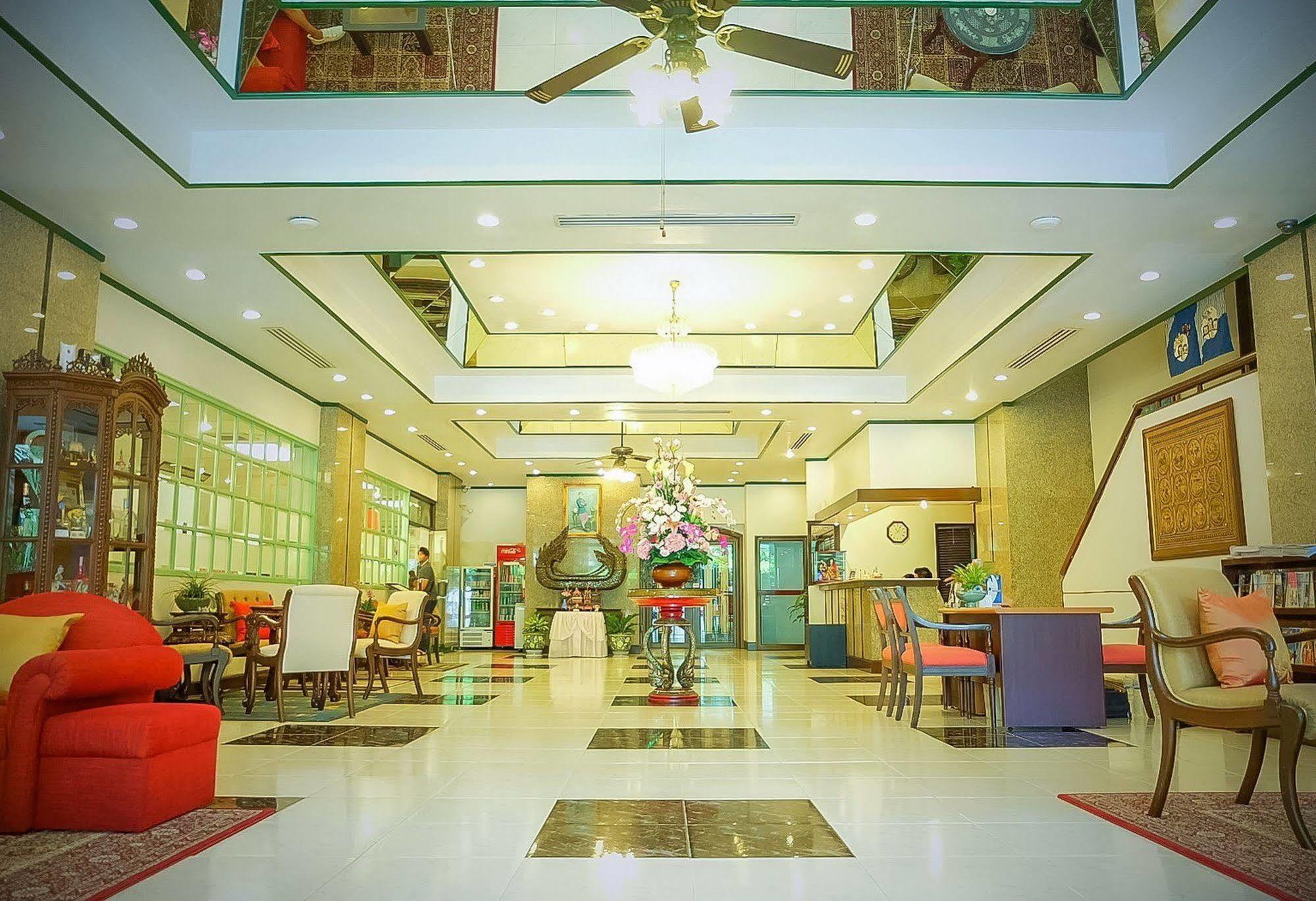 Yellow Ribbon Hills, Boutique Suites Bangkok Exterior photo